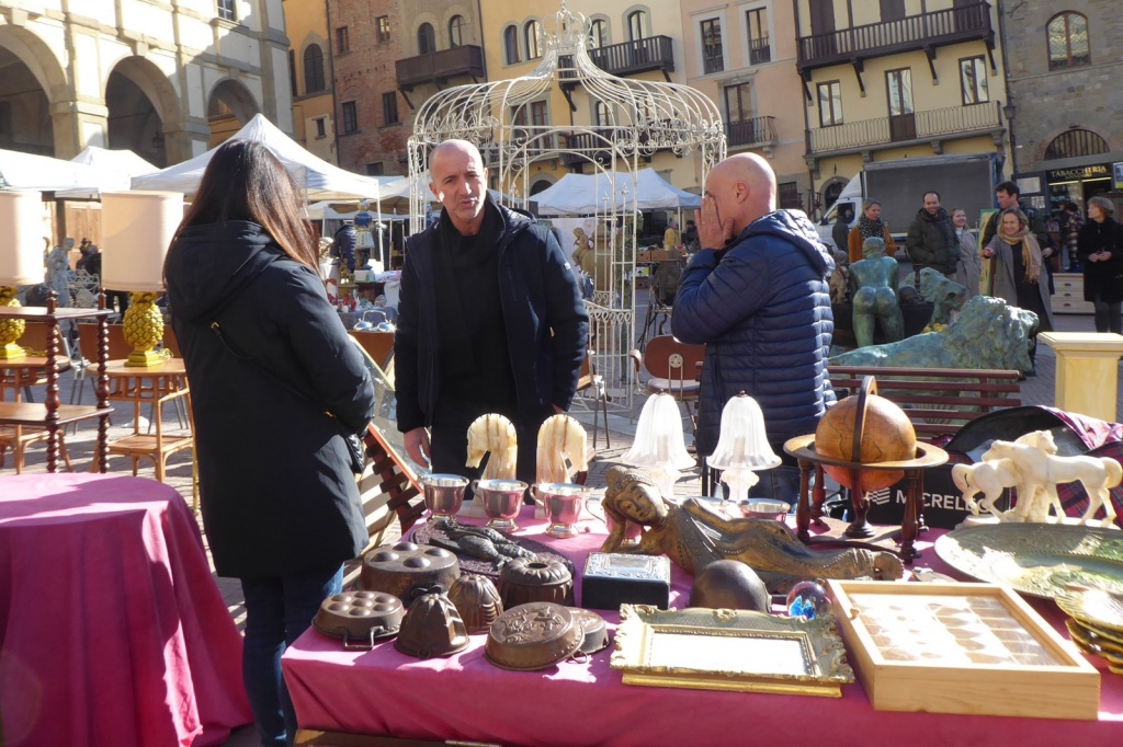 Tra le mille curiosità della Fiera Antiquaria di Arezzo – Foto