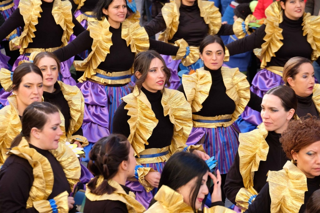 Il Carnevale di Foiano incanta: in migliaia per i giganti di cartapesta e le mascherate – Foto