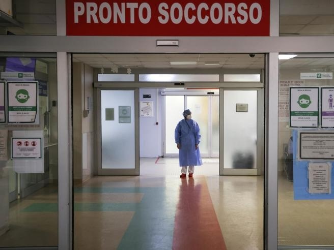 Porte girevoli al pronto soccorso: pazienti che entrano, medici che escono