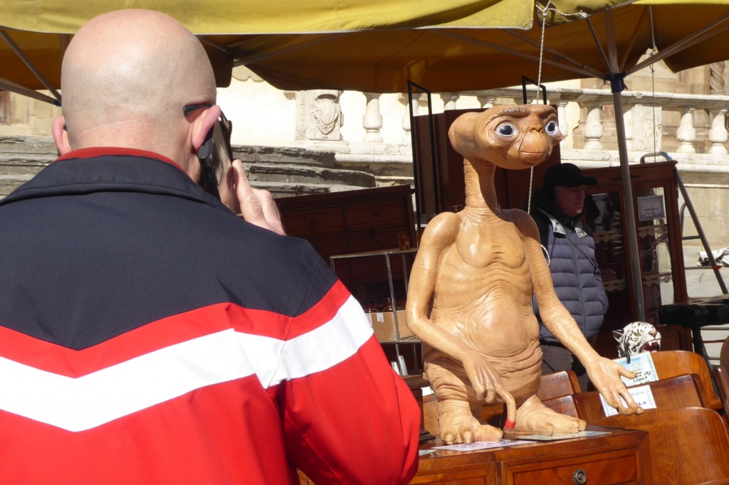 Fiera di marzo baciata dal sole. Una passeggiata tra antiquariato, modernariato e vintage – Foto