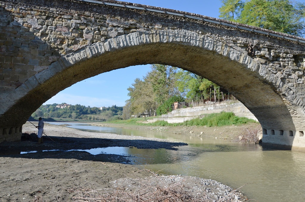 Ponte Buriano, le buche, l’italiano e la Pasqua aretina