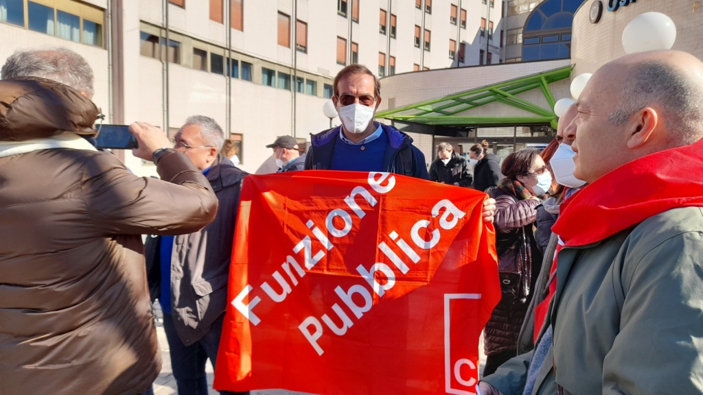 Tagli alla sanità e blocco assunzioni, presidio dei sindacati al San Donato