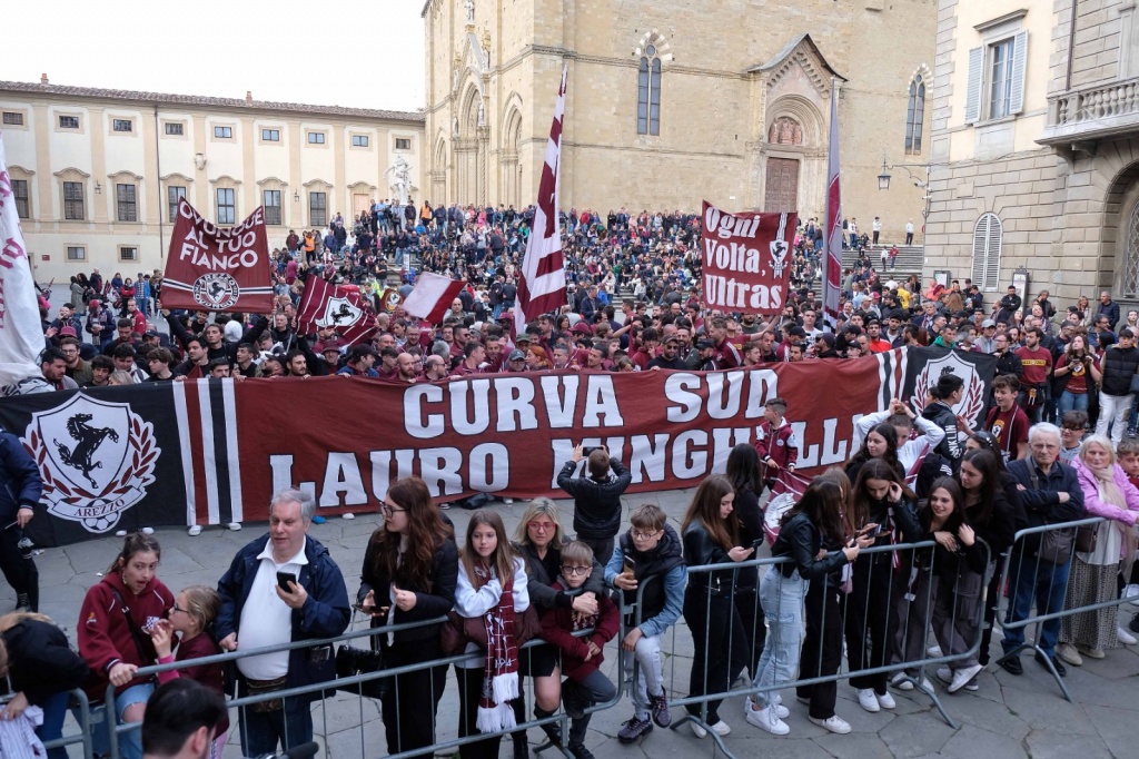 Festa dell’Arezzo calcio, la curva in Piazza. Gli onori nella Sala del consiglio – Ar24Tv/Foto