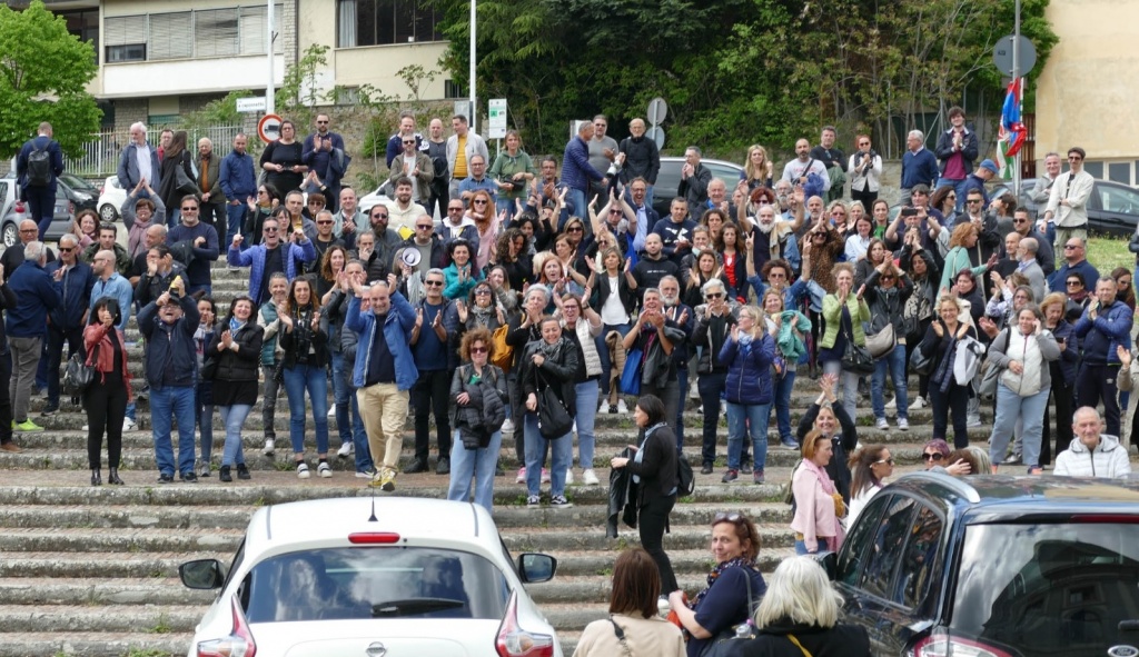 Fimer, McLaren al traguardo. Via libera all’accordo con riserva, in arrivo gli stipendi, applausi dei lavoratori