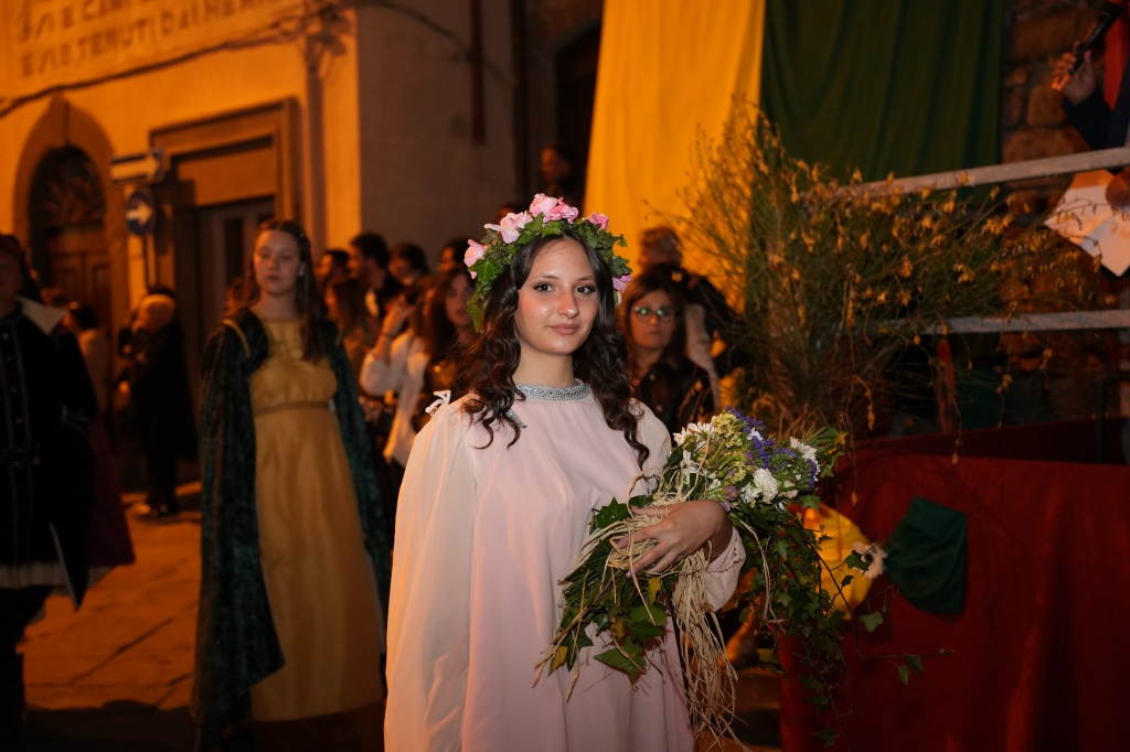 “Scene del settecento”, i carri fioriti della Maggiolata Lucignanese – Foto