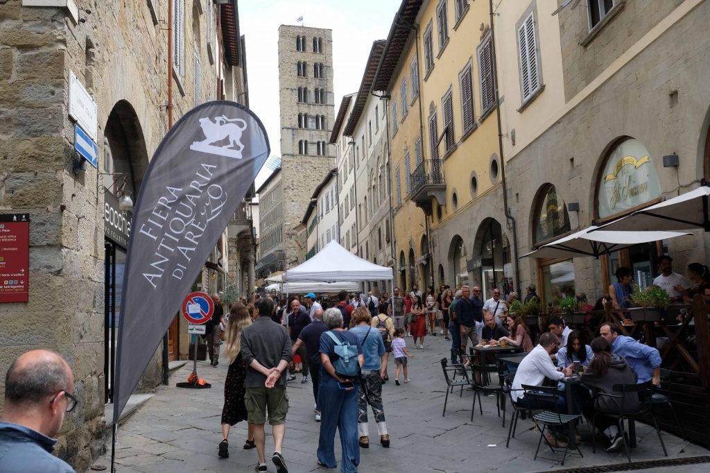 Fiera Antiquaria di Arezzo, tra gli oltre 240 espositori di luglio – Foto