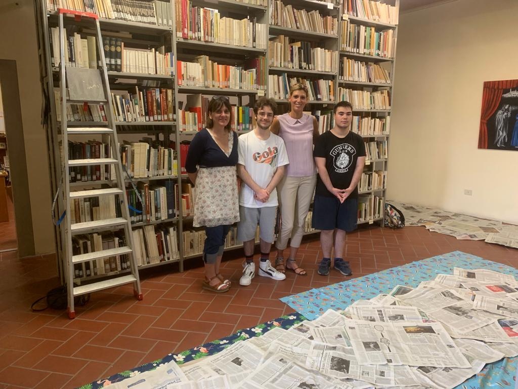 Alternanza scuola-lavoro, giovani studenti in biblioteca