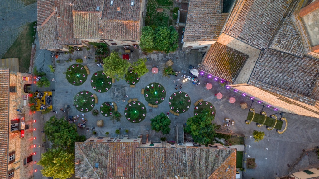 Nell’incanto del giardino segreto di Lucignano – Foto