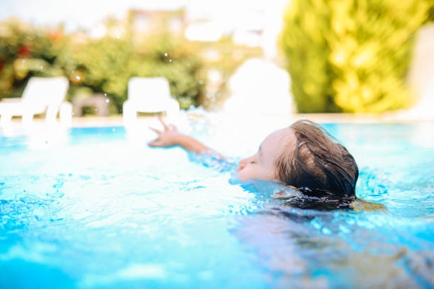 Piscine, laghi, fiumi, mare: cosa fare e cosa evitare