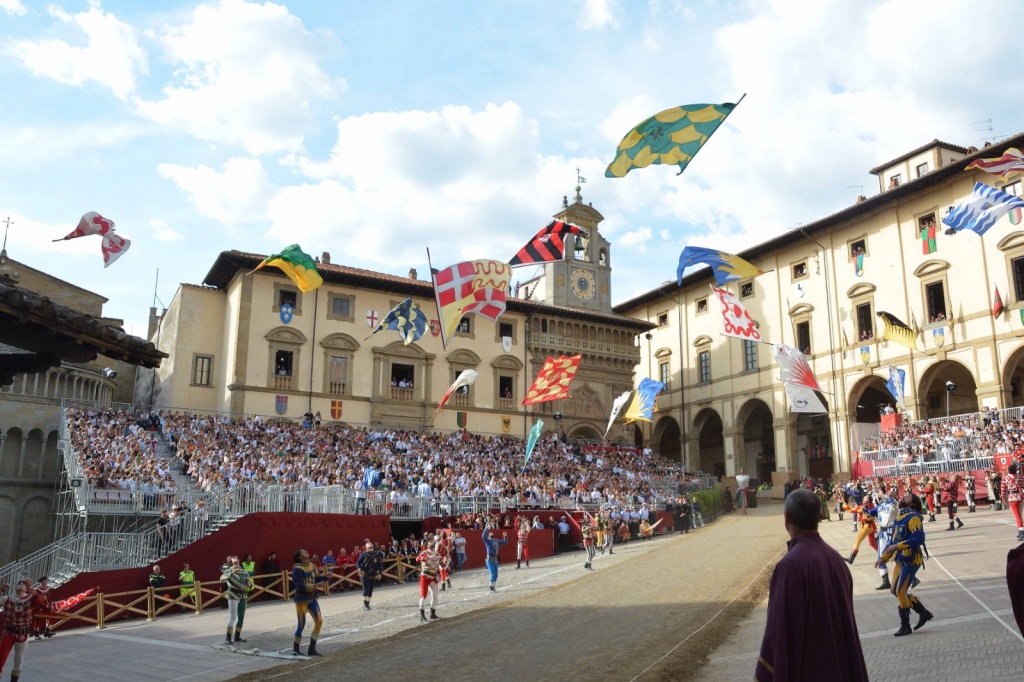 Sfilata senza intoppi, piazza gremita. Arezzo si colora di Giostra – Foto