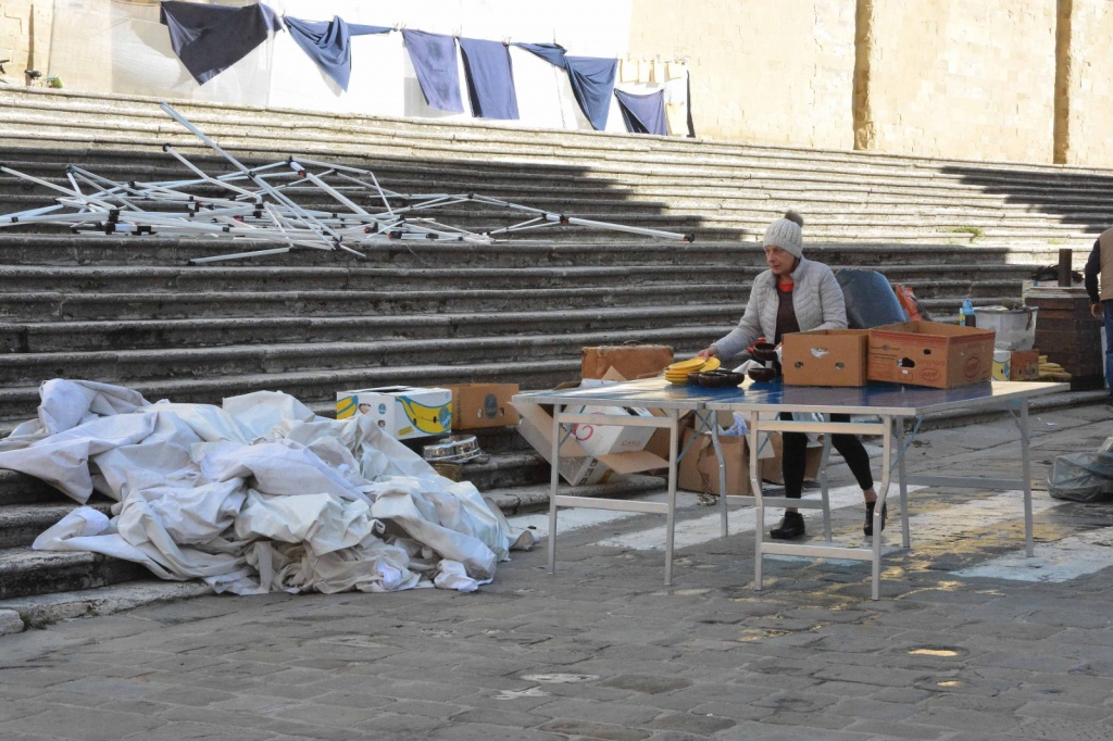 Fiera Antiquaria, vento danneggia gazebo e banchini. Poi il sole e la ripresa – Foto