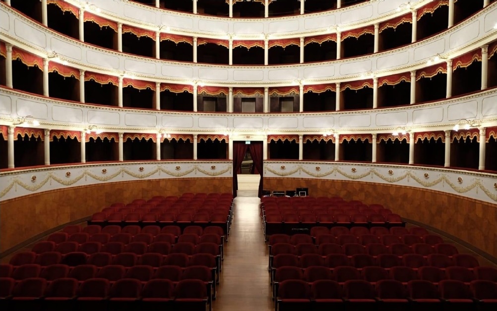 Al Teatro Petrarca lo spettacolo Omini Piccini: sul palcoscenico 85 studenti del progetto “Teatri in Viaggio”